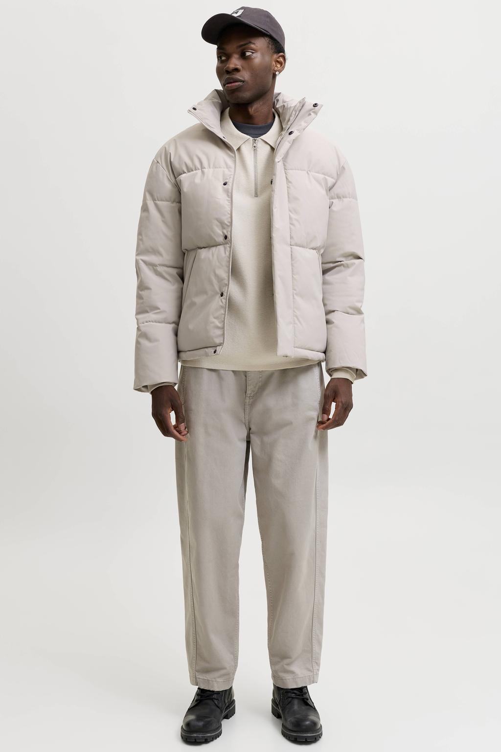 Beige heren JACK & JONES ESSENTIALS gewatteerde winterjas van polyester met effen, lange mouwen, opstaande kraag en rits- en drukknoopsluiting