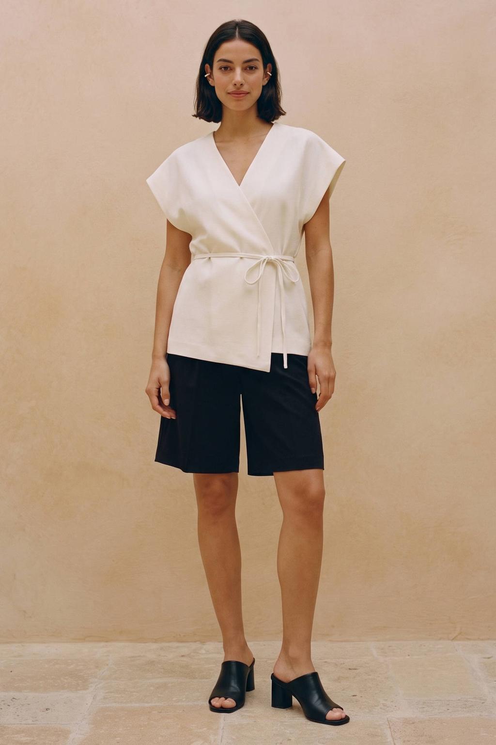Witte dames AWARE top van polyester met effen, korte mouwen, V-hals en ceintuur