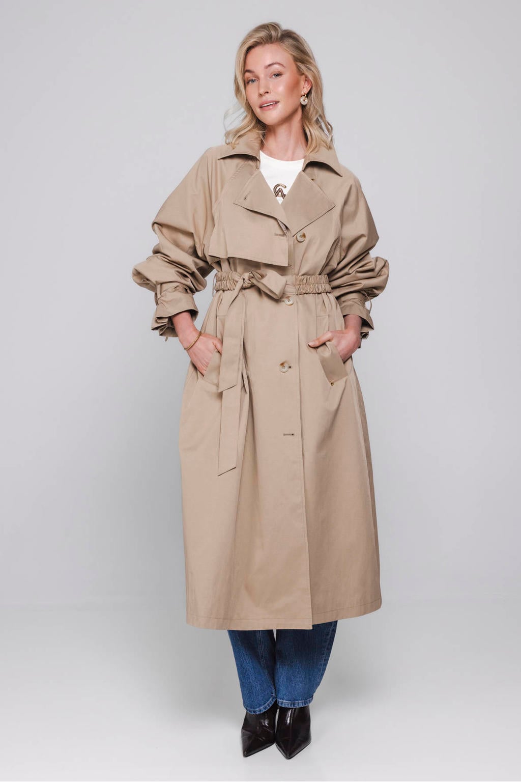 Zandkleurige dames Accentil trenchcoat van katoen met effen