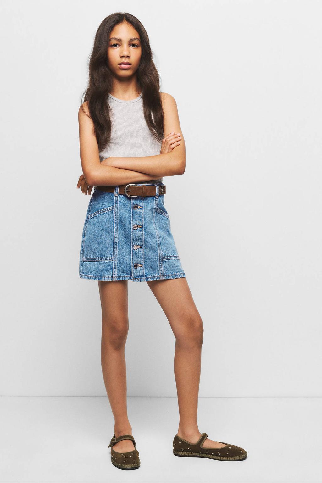 Medium blue denim meisjes Mango Kids korte spijkerrok mediumblauw gemaakt van denim en met knoopsluiting
