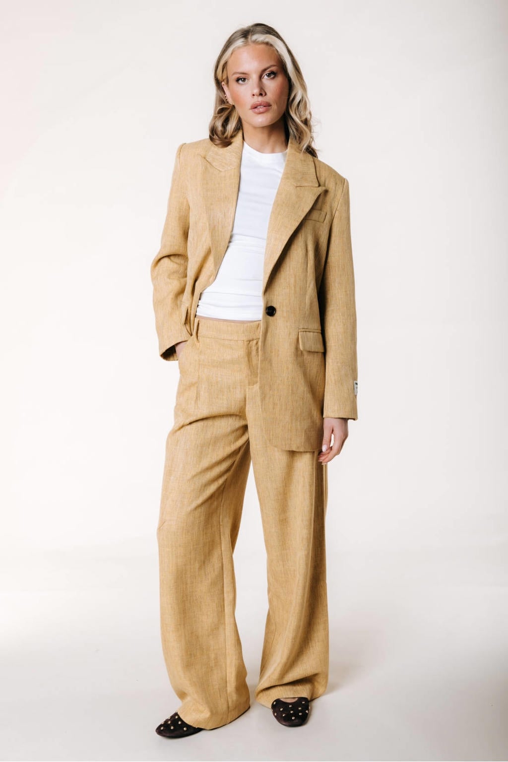 Okergele dames Colourful Rebel straight leg pantalon van viscose met rits- en knoopsluiting en effen