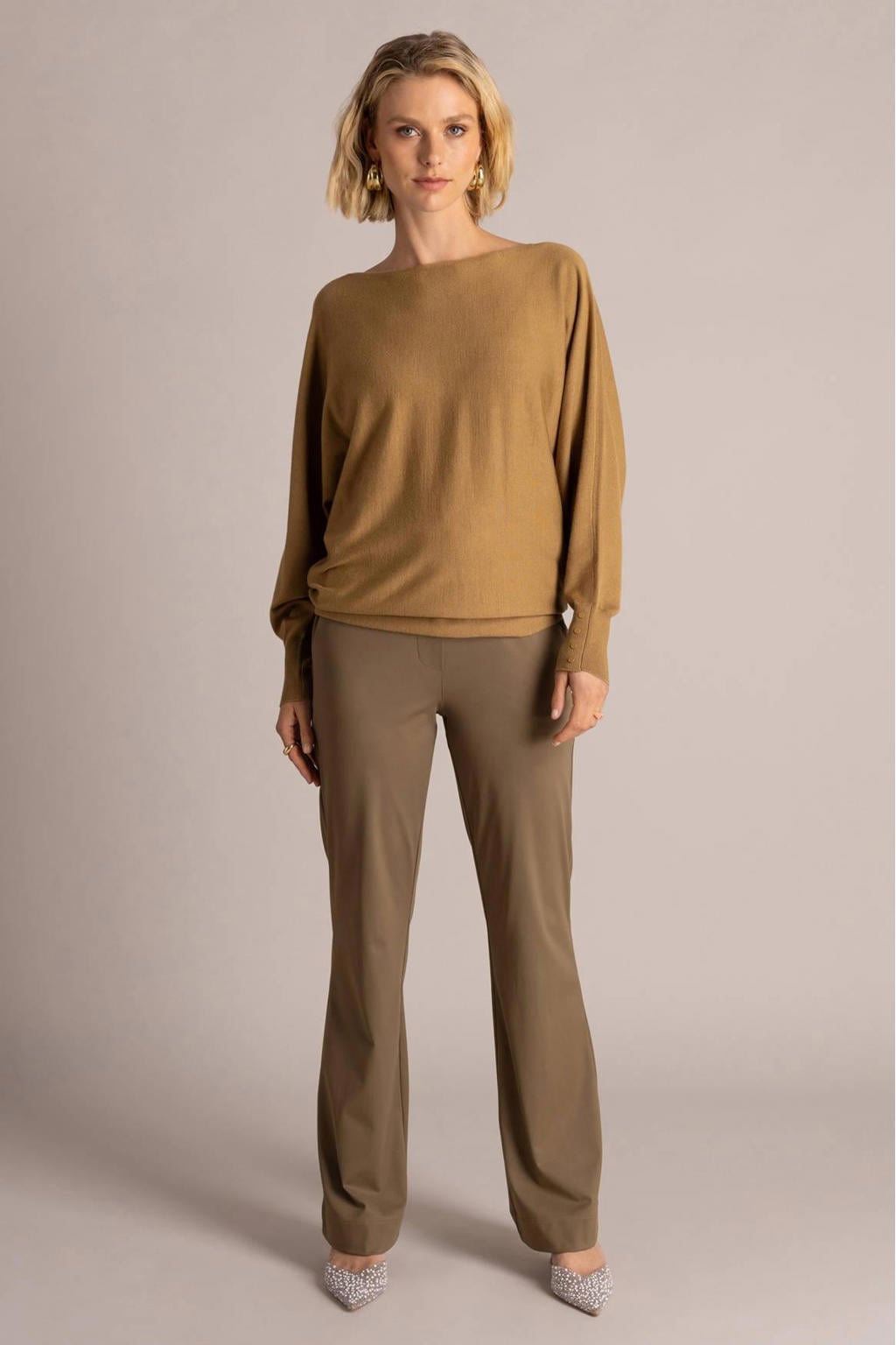 Olijfgroene dames Yest regular waist flared broek van polyamide met elastische tailleband en effen