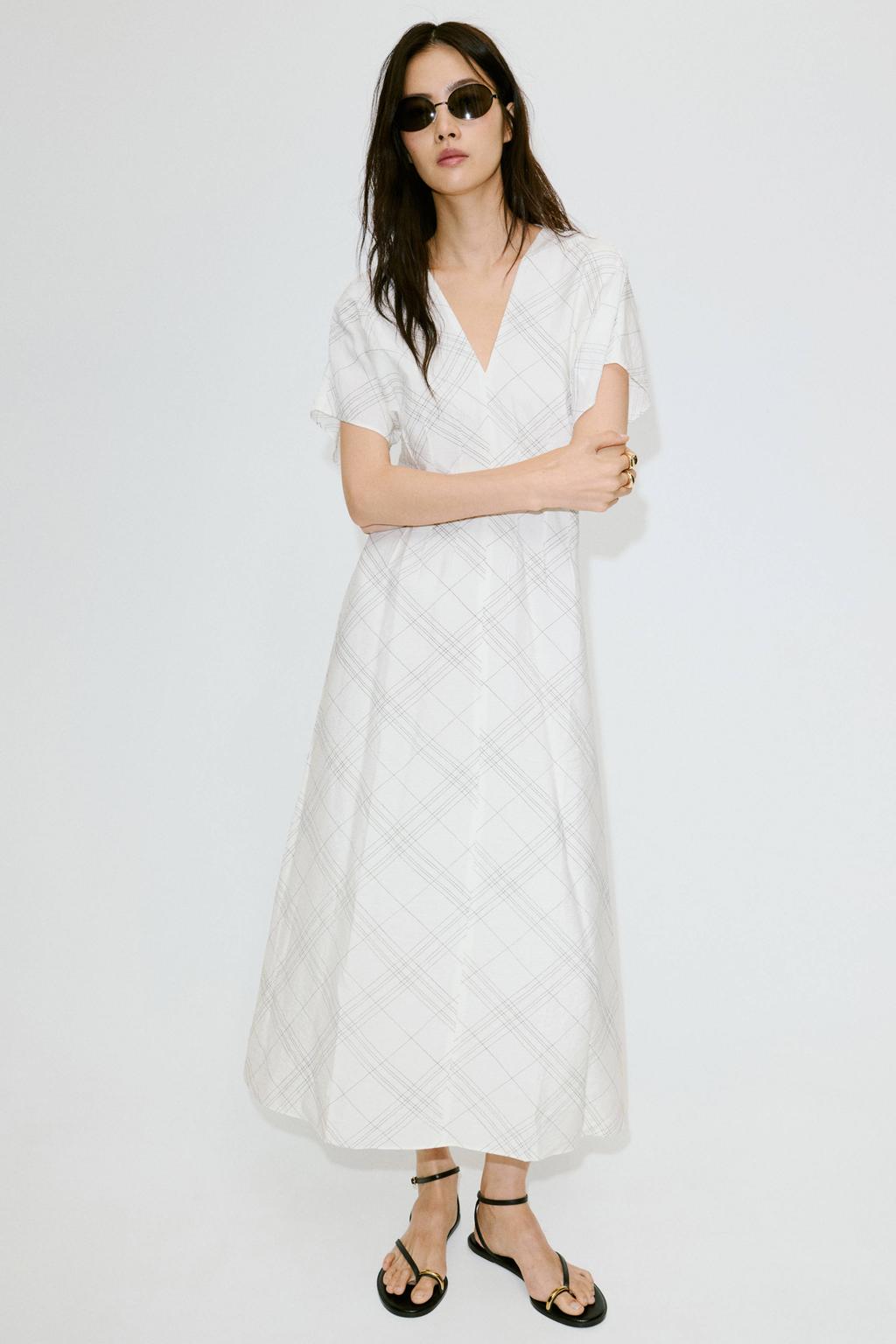 Ecru en zwarte dames Mango geruite midi jurk van viscose met korte mouwen, V-hals en ritssluiting