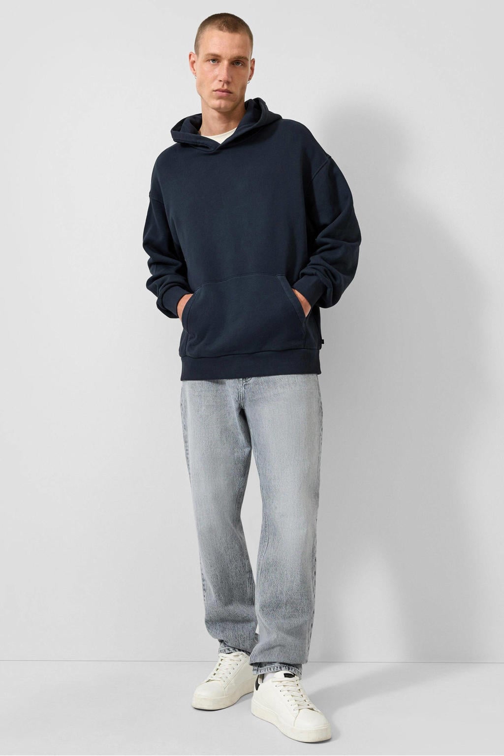 Donkerblauwe heren QS oversized hoodie zwart van sweat materiaal met backprint, lange mouwen en capuchon