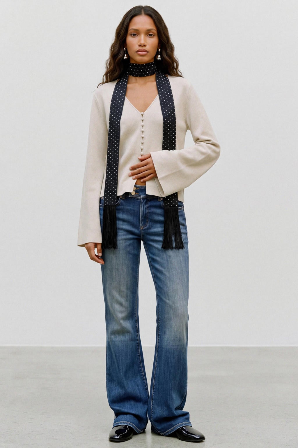 Beige dames AWARE gebreid vest van viscose met effen, lange mouwen, V-hals en knoopsluiting