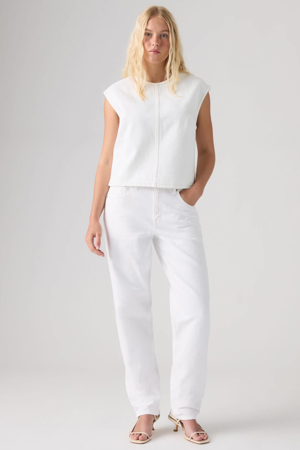 Witte dames Levi's barrel jeans van denim met regular waist, rits- en knoopsluiting en effen