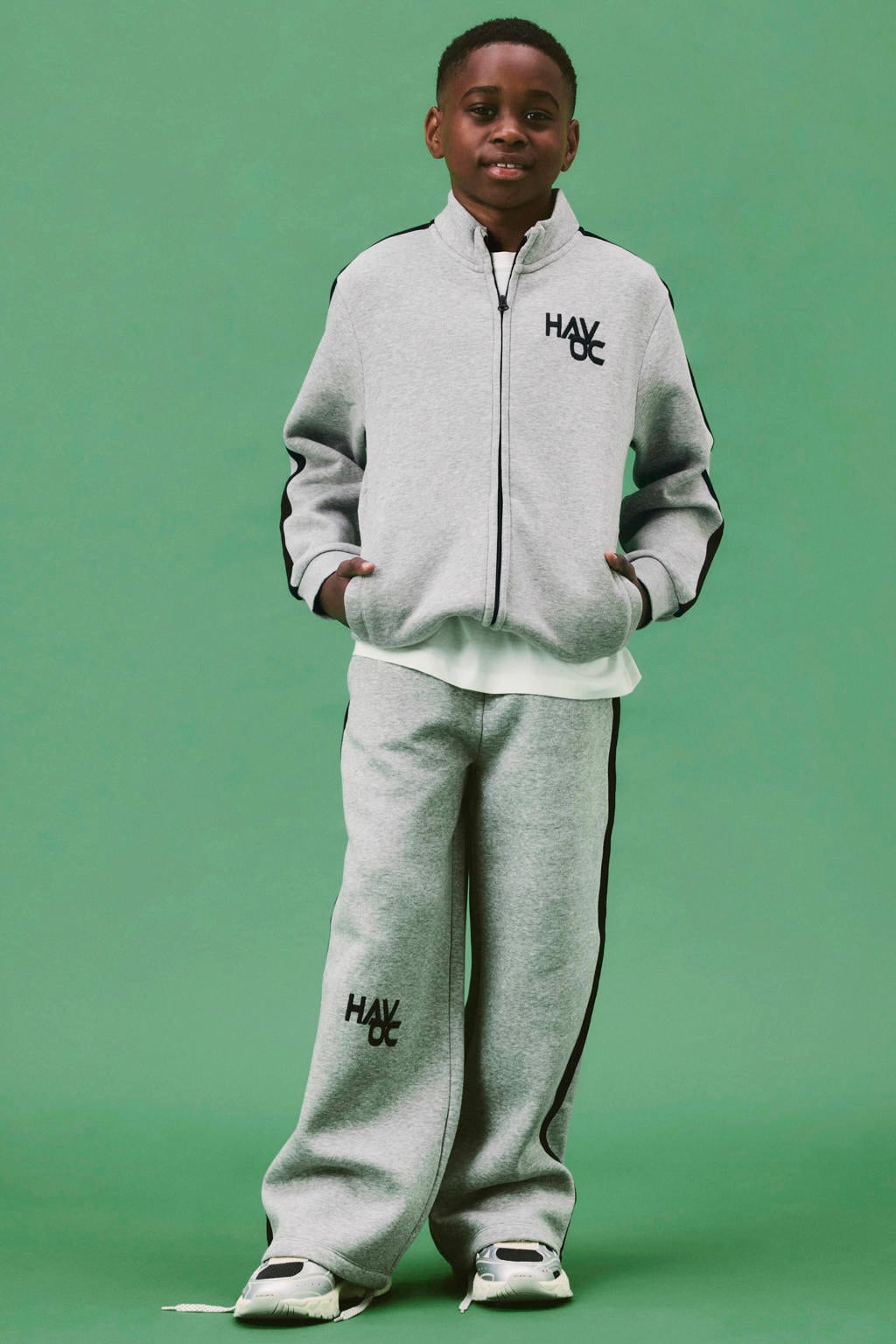 Grijs melange jongens NAME IT KIDS gestreepte joggingbroek en tekst van sweat materiaal met elastische tailleband