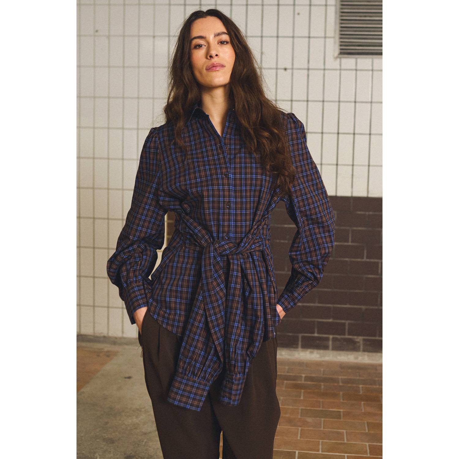 Gossia getailleerde geruite blouse met ceintuur donkerblauw