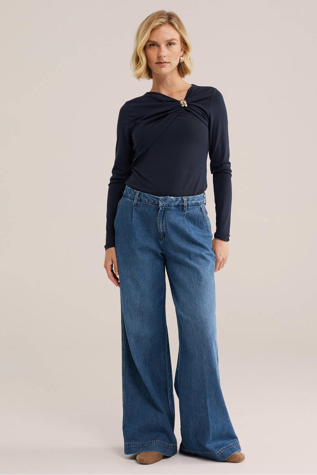 Donkerblauwe dames WE Fashion top van viscose met effen, lange mouwen, ronde hals en siergesp