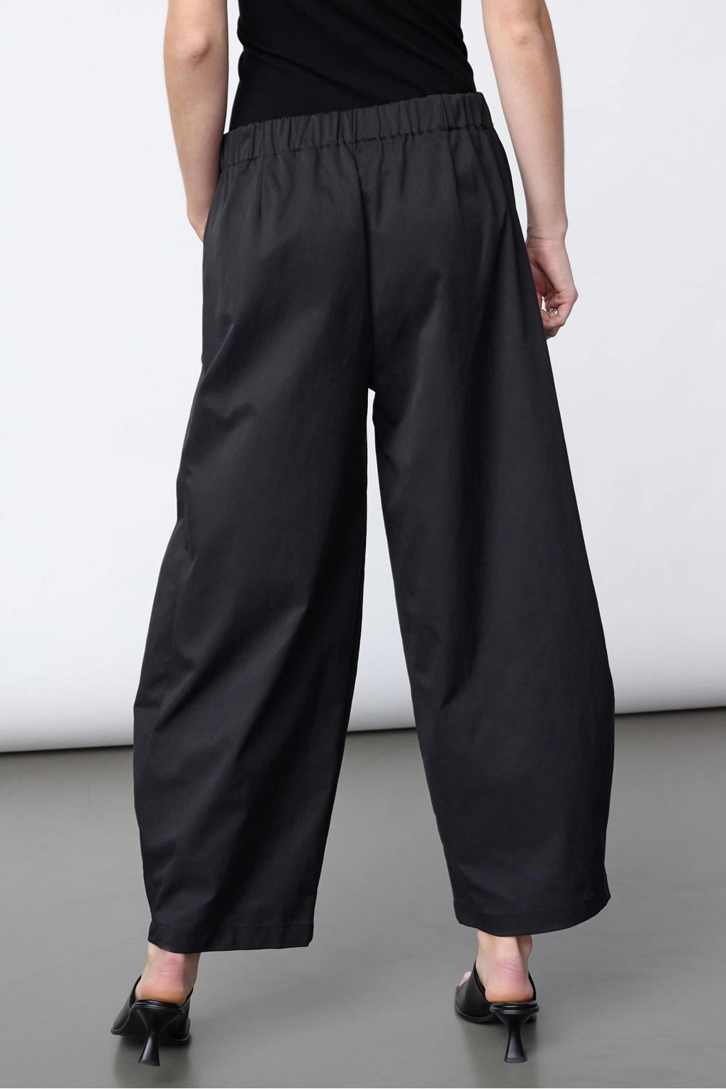 SisterS Point barrel cropped broek met plooien - zwart