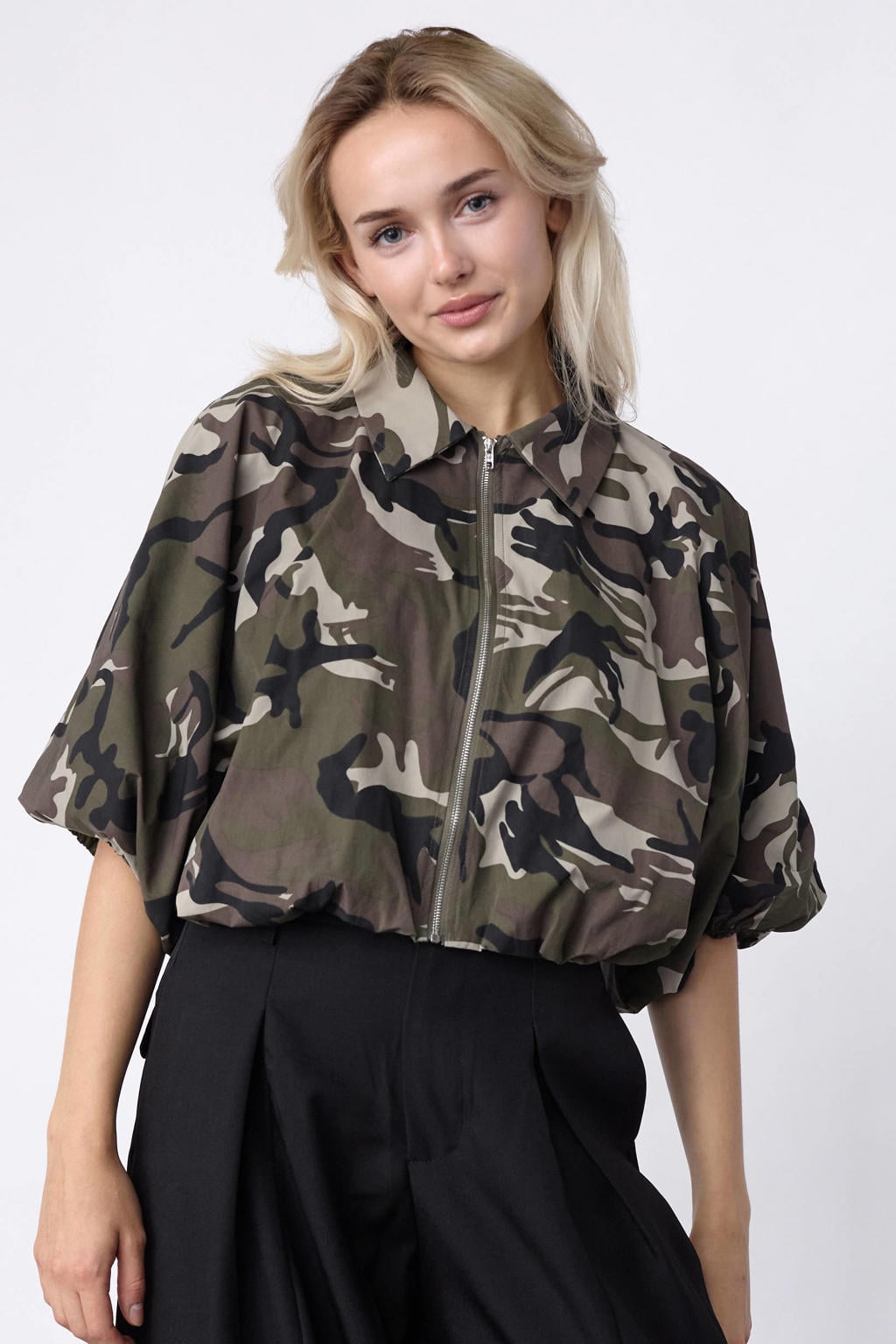 Donkergroene dames SisterS Point camouflage jack van polyester met korte mouwen, klassieke kraag en elastische boord