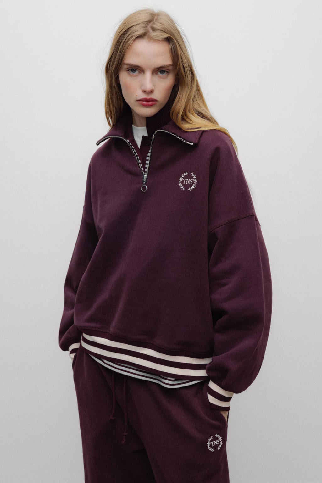 Donkerrood en ecru dames The New Society gestreepte schipperstrui van sweat materiaal met logo dessin en lange mouwen