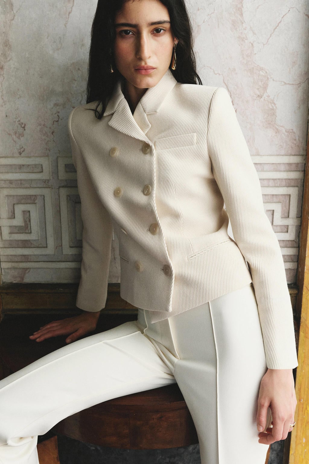 Ecru dames Mango cropped blazer van polyester met effen, lange mouwen, reverskraag en knoopsluiting