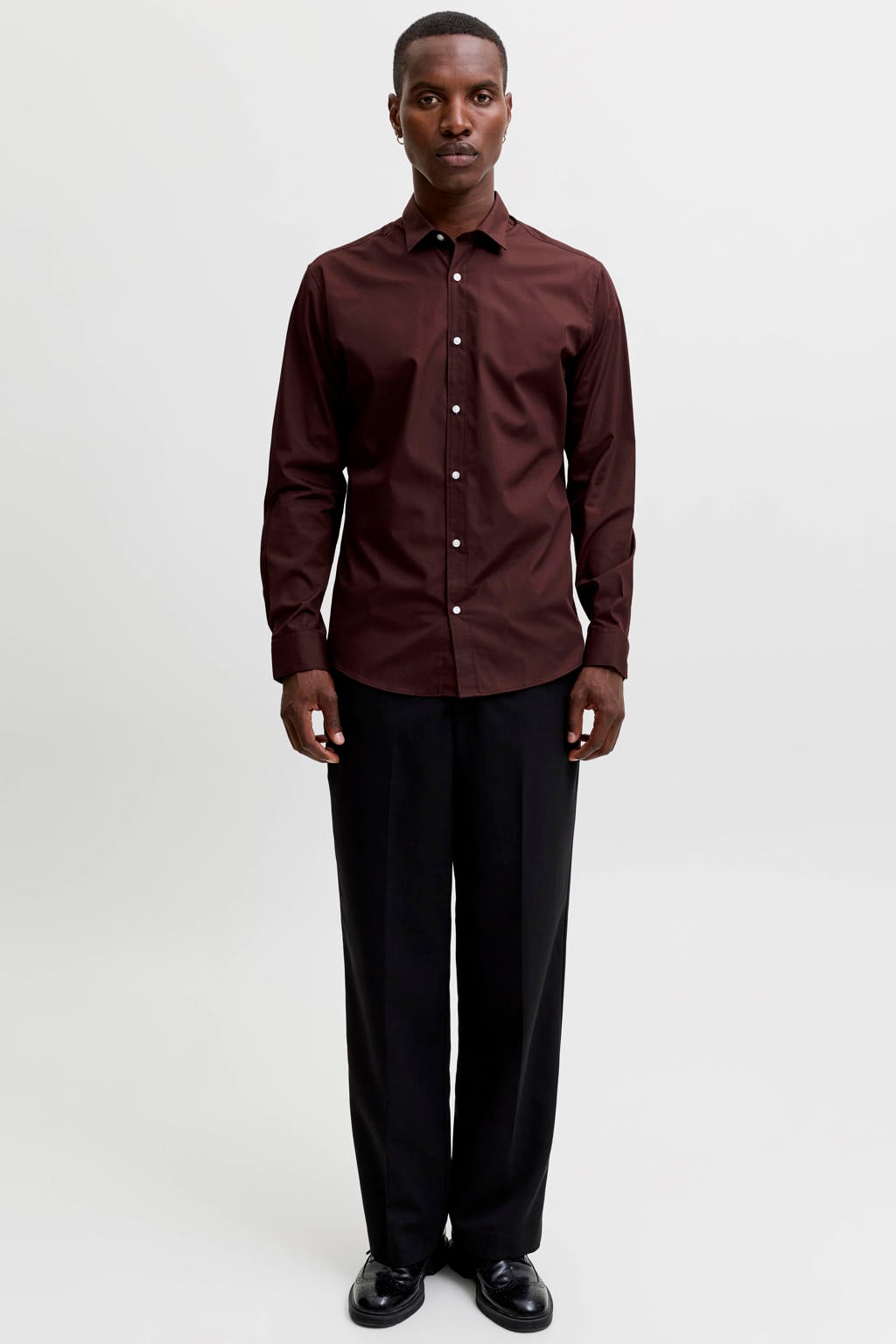 Roodbruine heren JACK & JONES ESSENTIALS slim fit zakelijk overhemd bruin van polyester met effen, lange mouwen en klassieke kraag