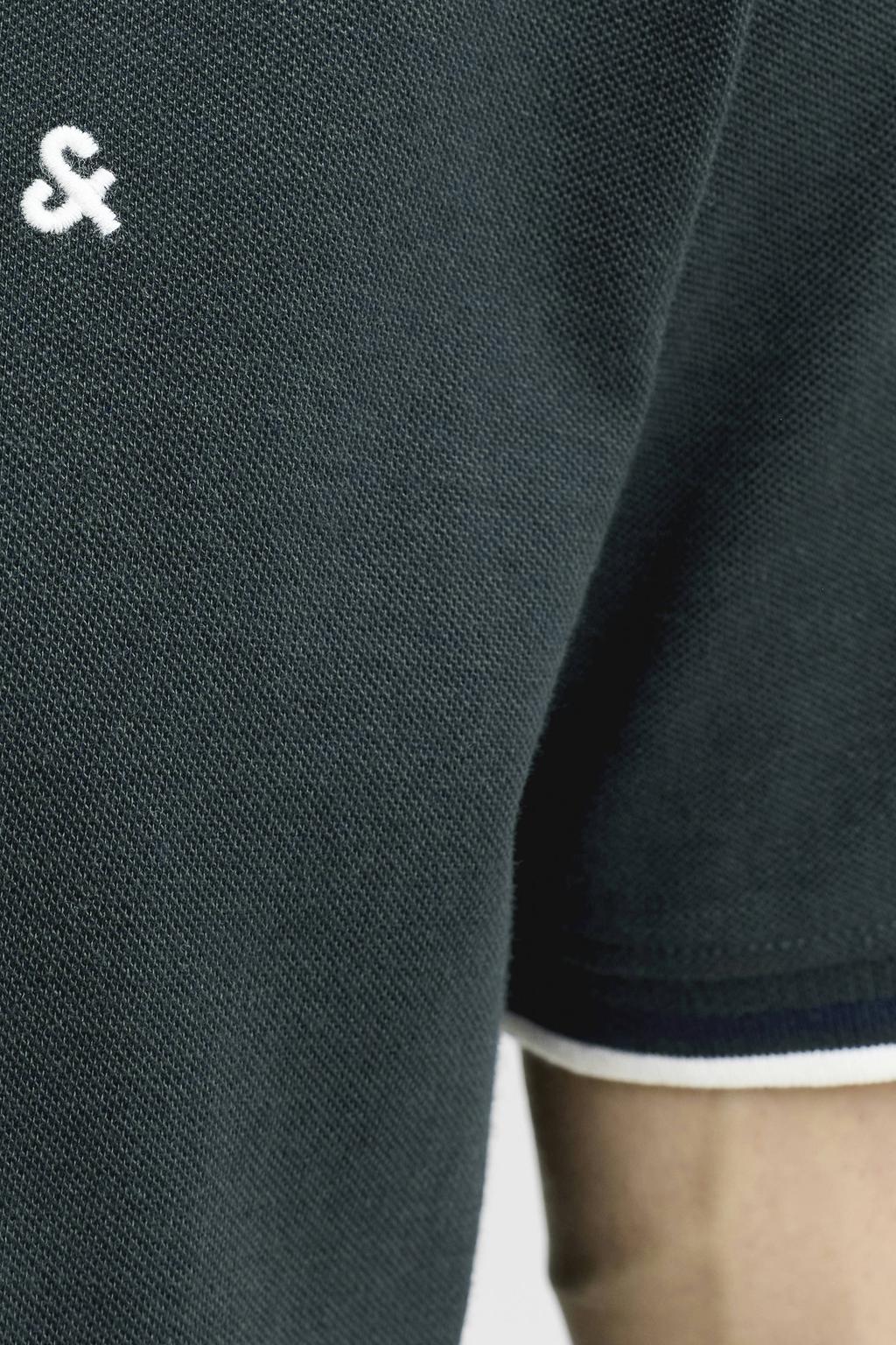 Donkergroene heren JACK & JONES ESSENTIALS slim fit polo van katoen met effen, korte mouwen en contrast bies