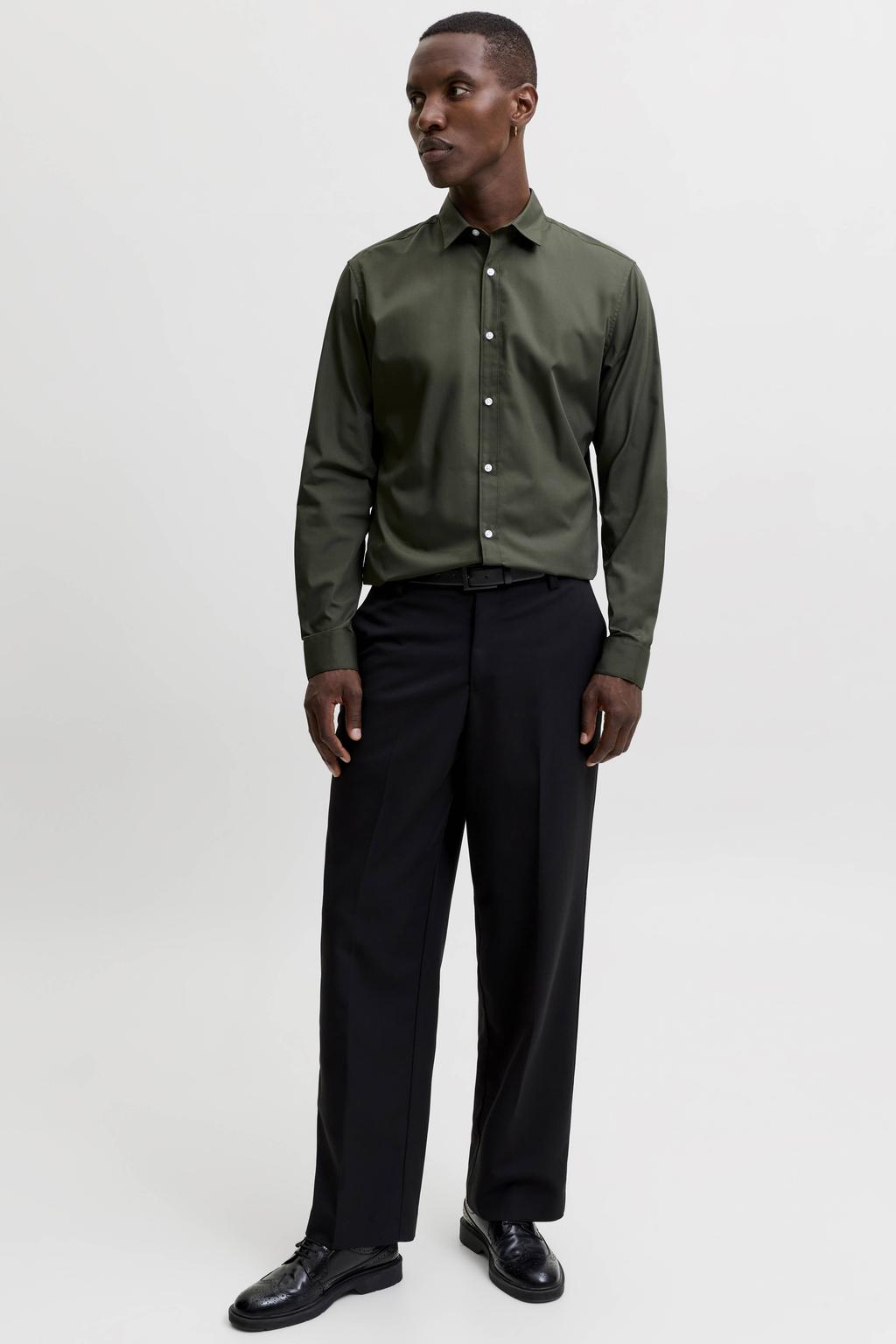 Donkergroene heren JACK & JONES ESSENTIALS slim fit zakelijk overhemd van polyester met effen, lange mouwen en klassieke kraag
