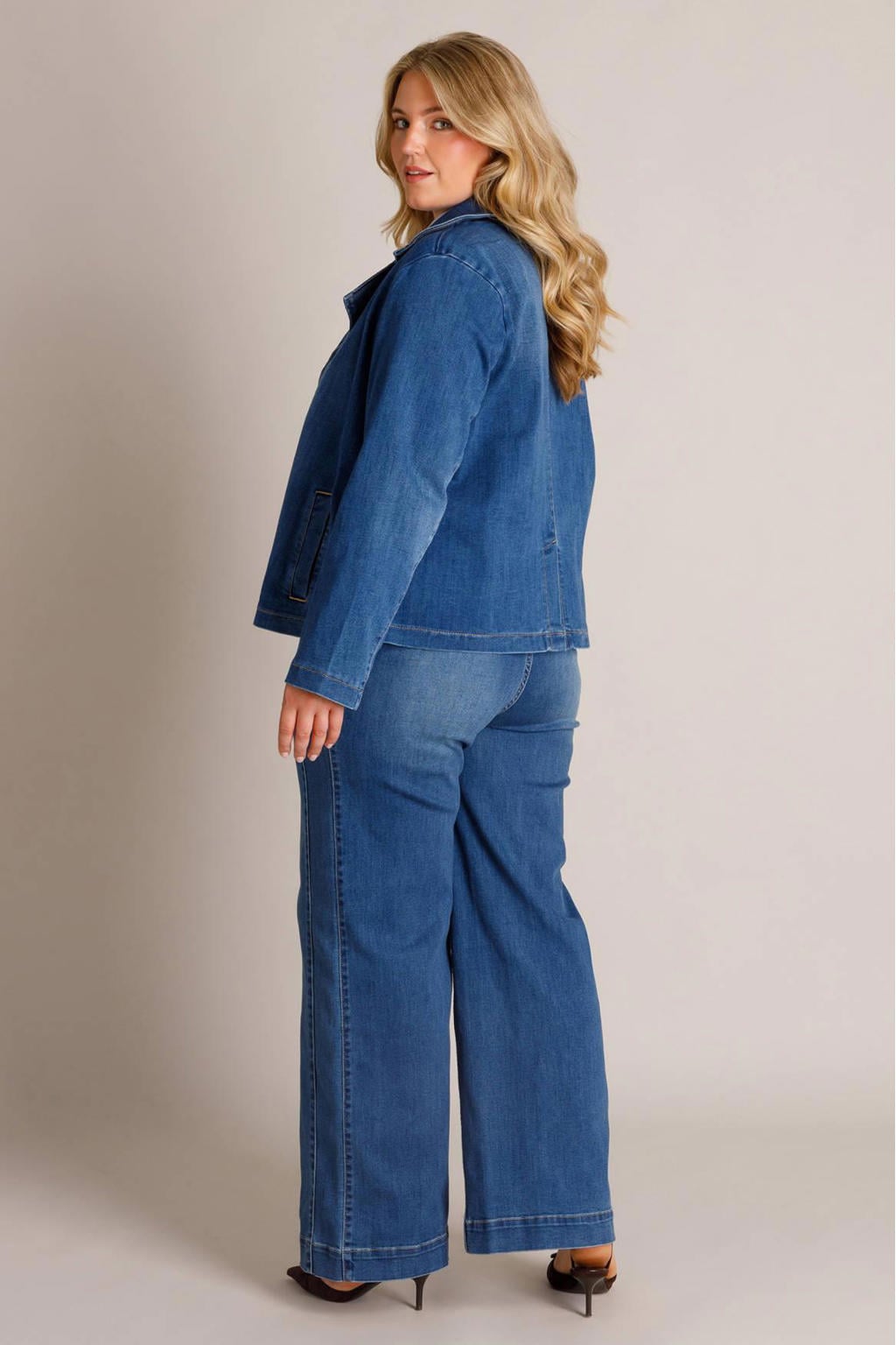 Medium blue denim dames Yest Curve trenchcoat Plus Size middelblauw van denim met effen, lange mouwen, klassieke kraag en knoopsluiting