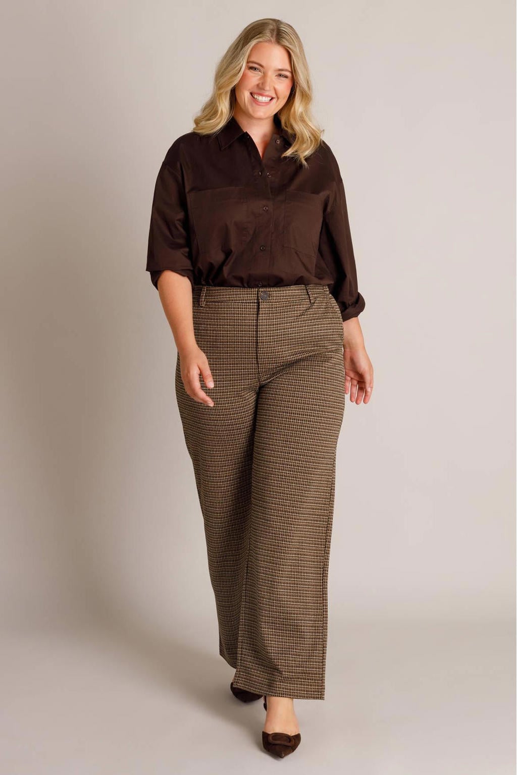 Bruine dames Yest Curve blouse Plus Size van katoen met effen, lange mouwen, klassieke kraag en knoopsluiting