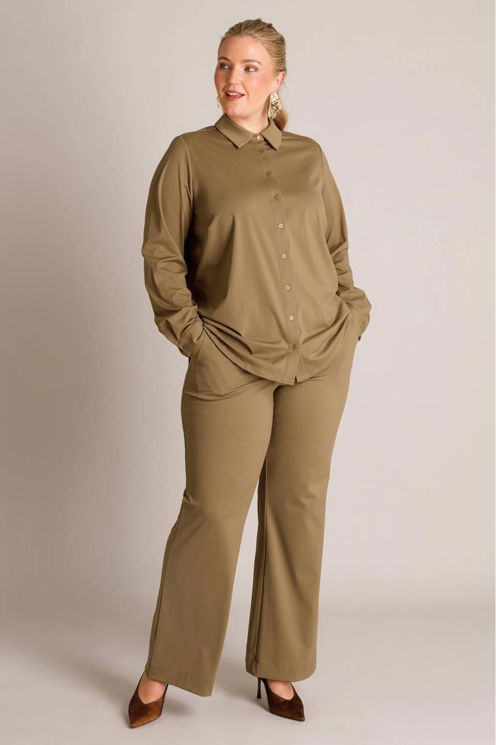 Olijfgroene dames Yest Curve blouse Plus Size van polyamide met effen, lange mouwen, klassieke kraag en knoopsluiting