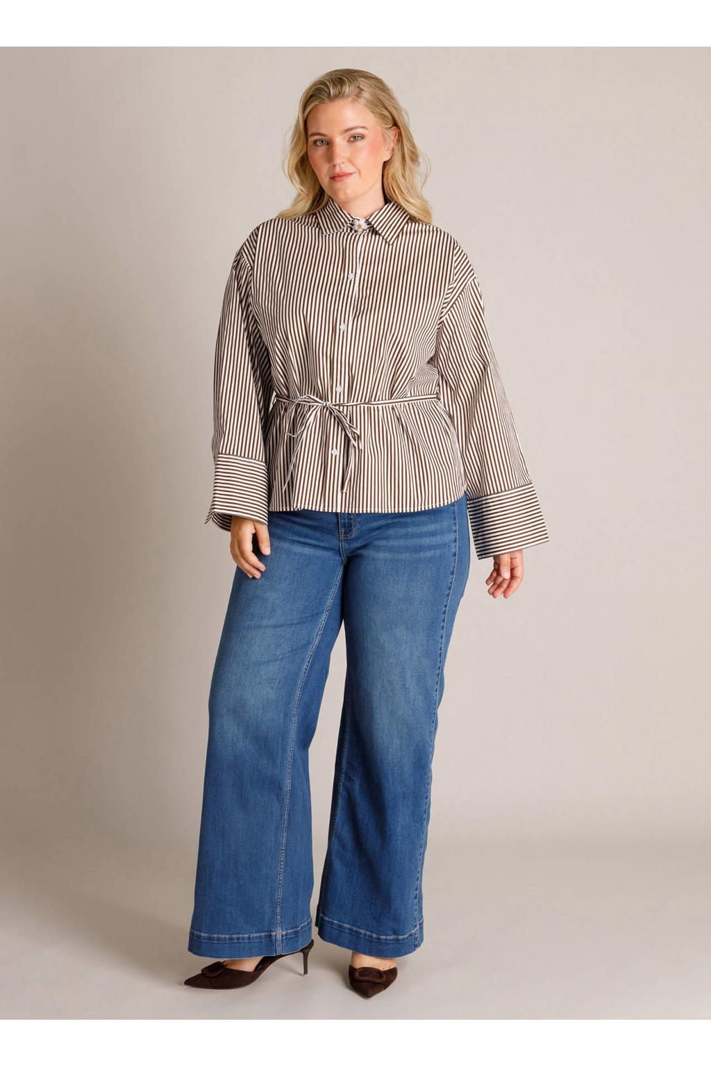 Yest Curve gestreepte blouse met ceintuur Plus Size - bruin