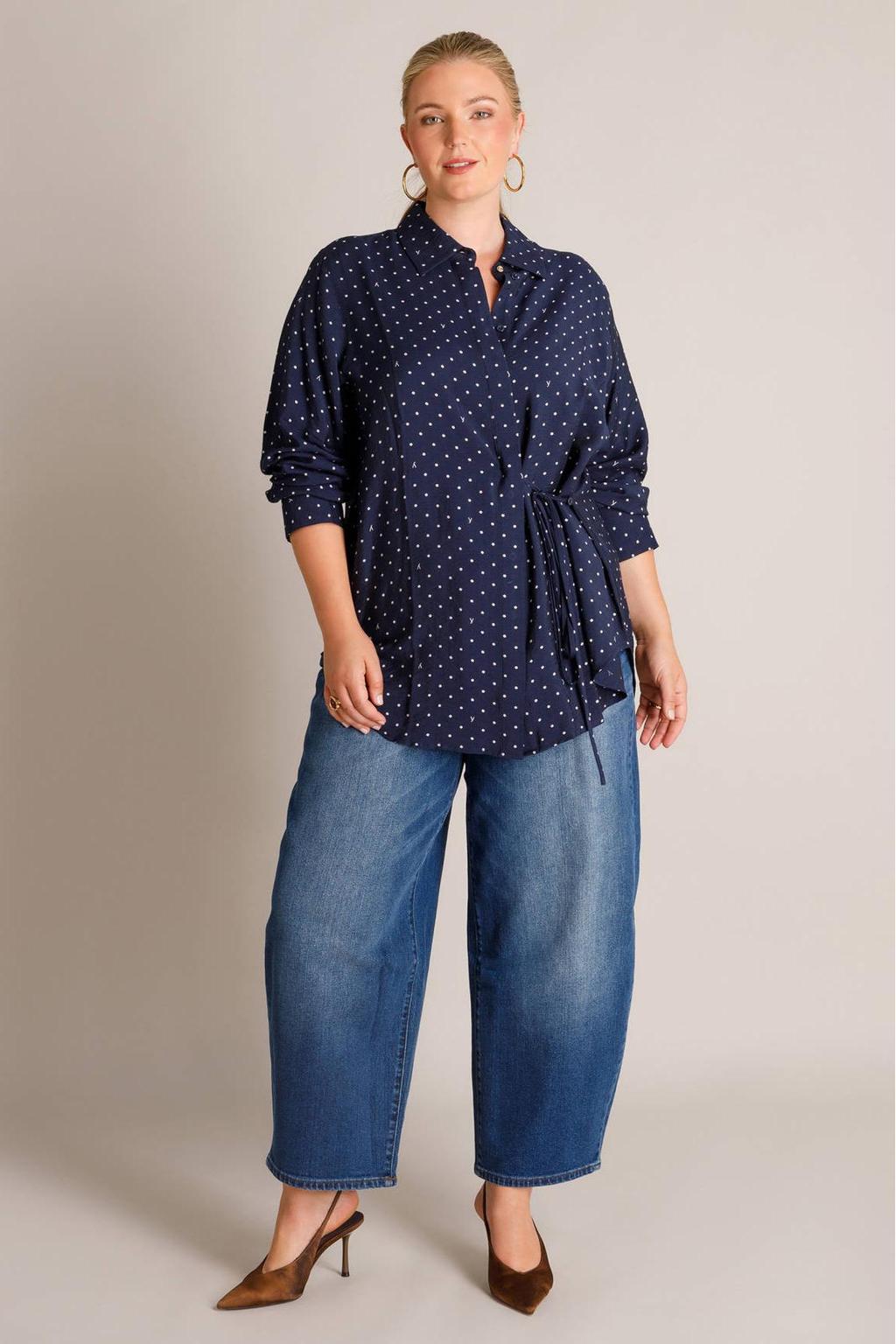Donkerblauw en witte dames Yest Curve blouse Plus Size van viscose met lange mouwen, klassieke kraag en knoopsluiting