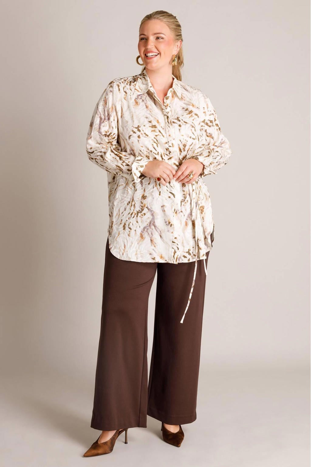 Multikleurige dames Yest Curve blouse Plus Size en print meerkleurig met lange mouwen, klassieke kraag, knoopsluiting en ceintuur