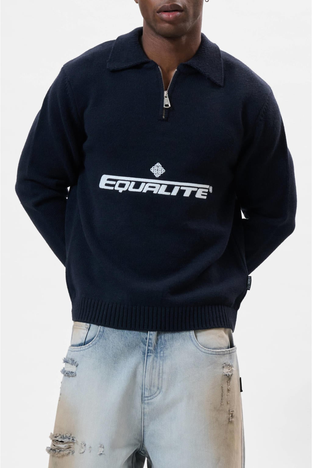 Donkerblauwe heren Equalité oversized gebreide trui van sweat materiaal met logo dessin, lange mouwen, polo kraag en halve rits