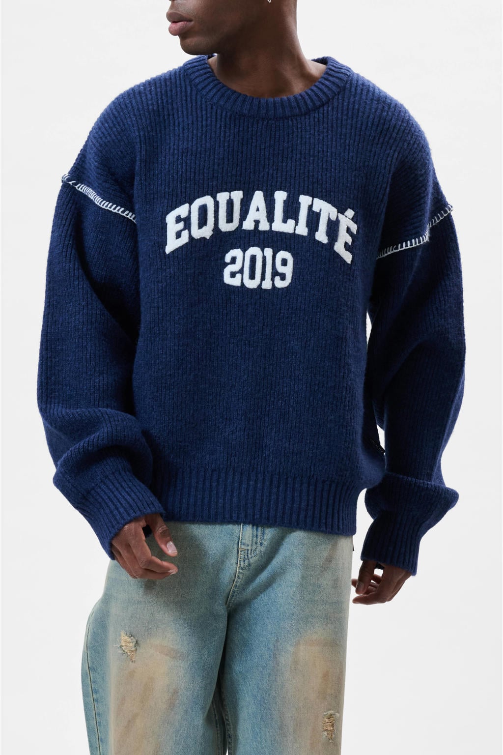 Donkerblauwe heren Equalité oversized gebreide trui van acryl met logo dessin, lange mouwen, ronde hals en contrast stiksels