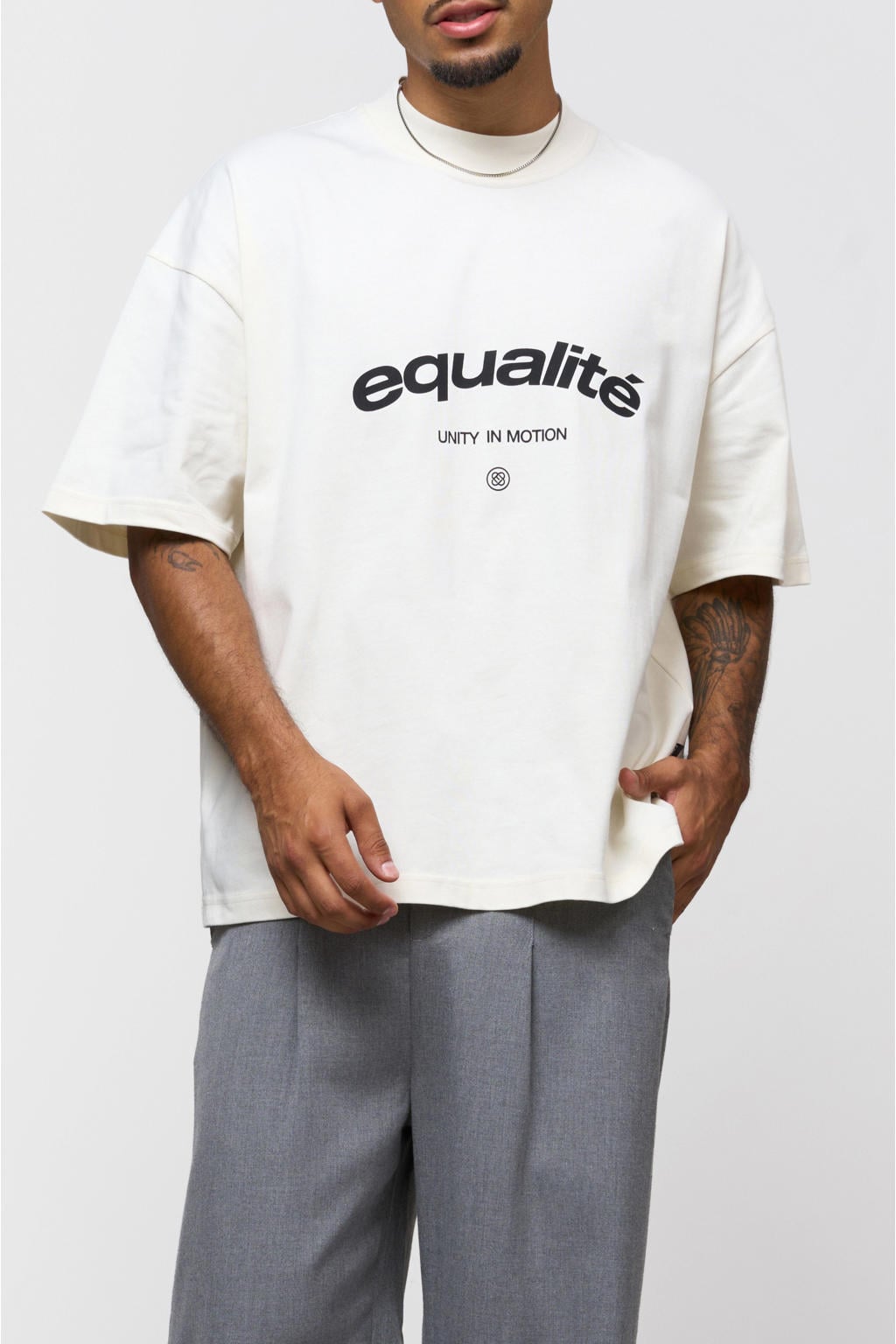 Ecru heren Equalité boxy T-shirt van katoen met logo dessin, korte mouwen en ronde hals