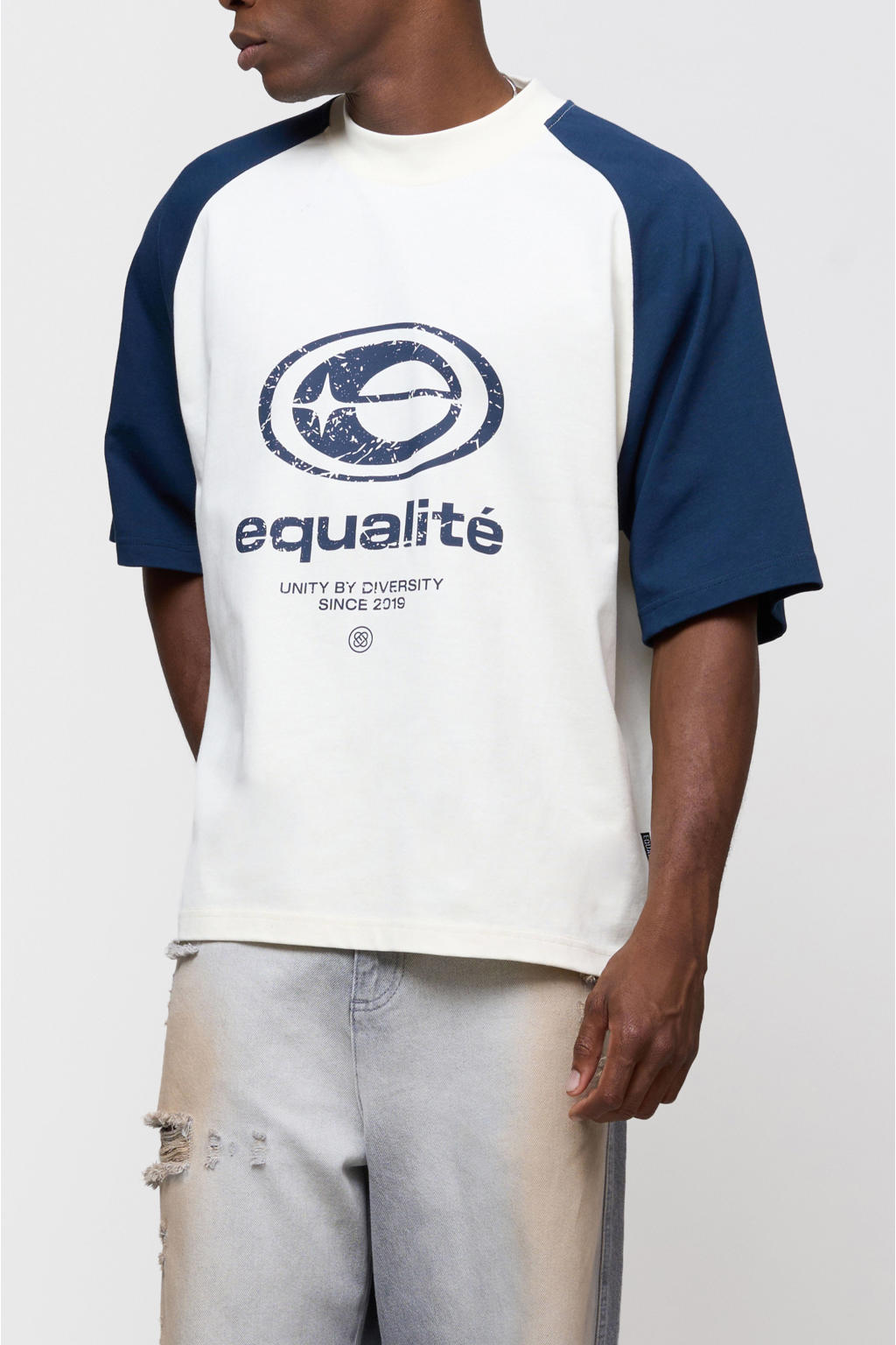 Ecru heren Equalité boxy T-shirt off-white van katoen met backprint, korte mouwen, ronde hals en contrast bies