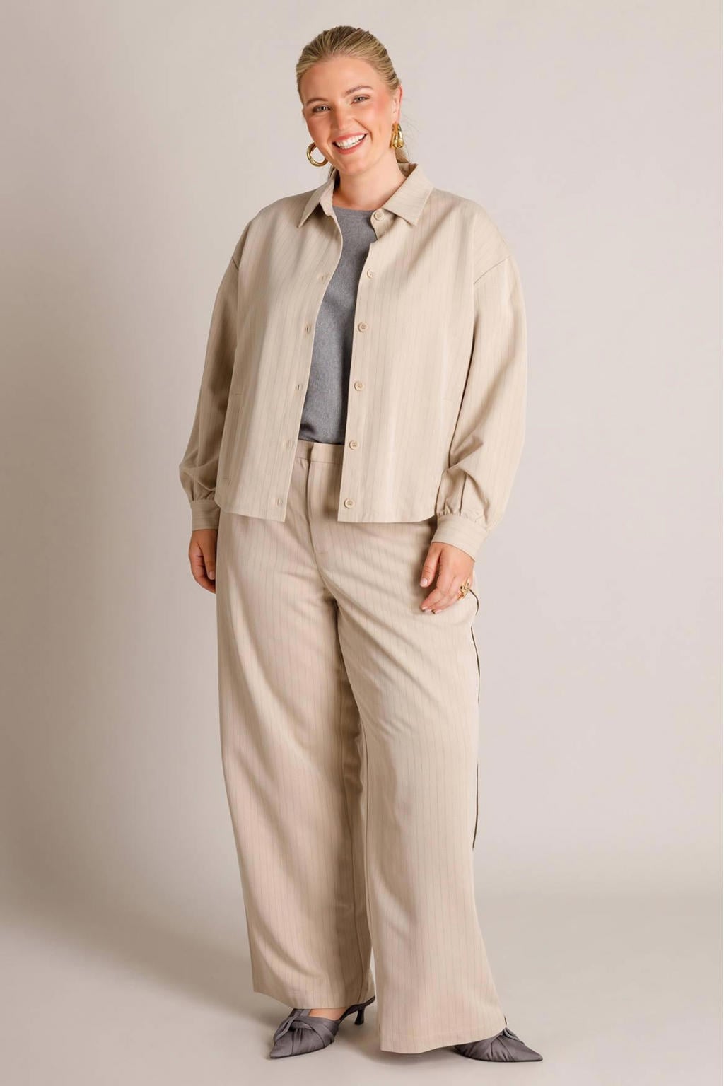 Beige en ecru dames Yest Curve gestreepte blouse Plus Size met lange mouwen, klassieke kraag en knoopsluiting