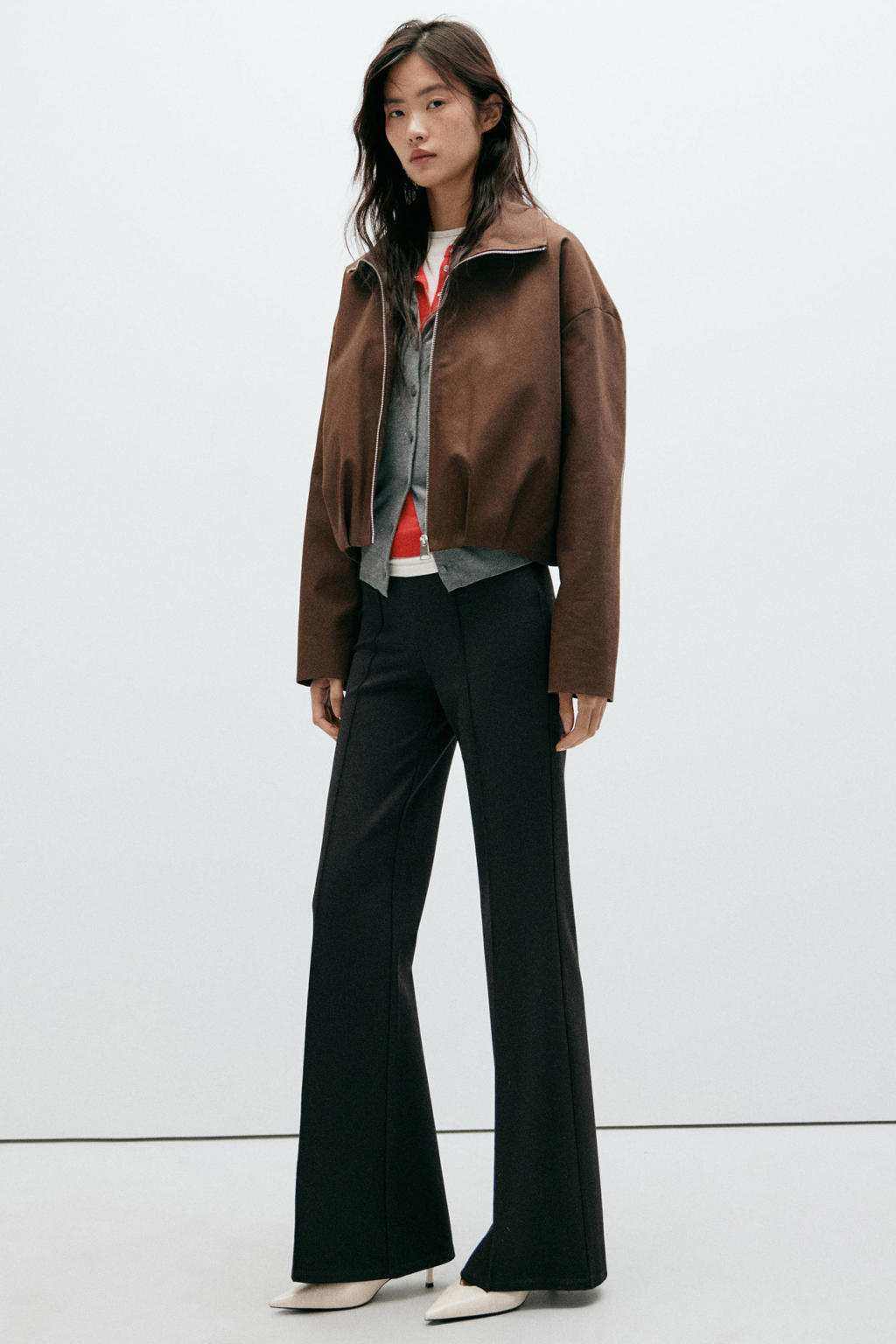 Zwarte dames Mango flared broek van viscose met regular waist, elastische tailleband en effen