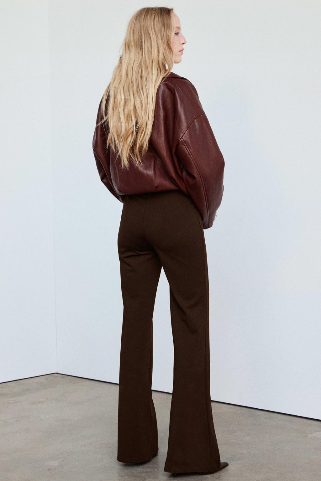 Bruine dames Mango flared broek van viscose met regular waist, elastische tailleband en effen