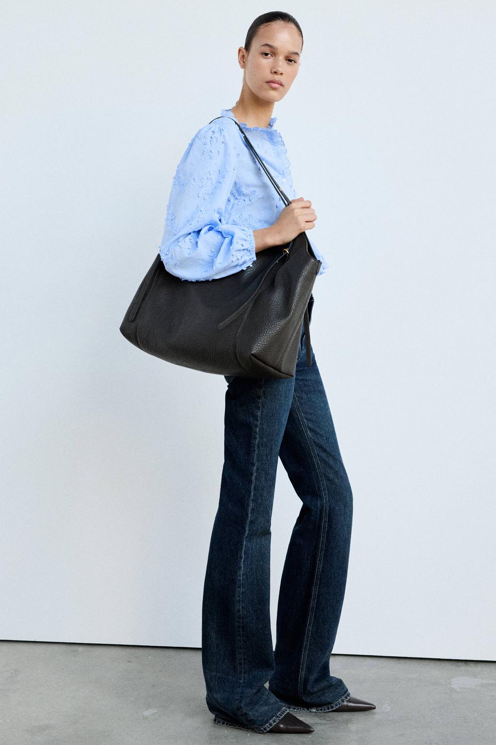 Blauwe dames Mango blouse en ruches met lange mouwen, ronde hals, knoopsluiting en borduursels