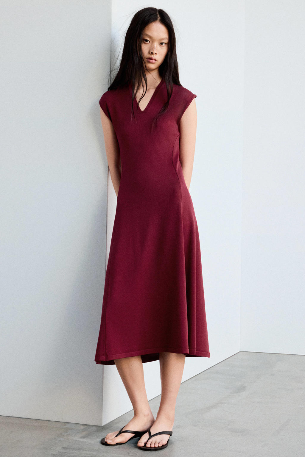 Rode dames Mango midi zomerjurk van viscose met effen en V-hals