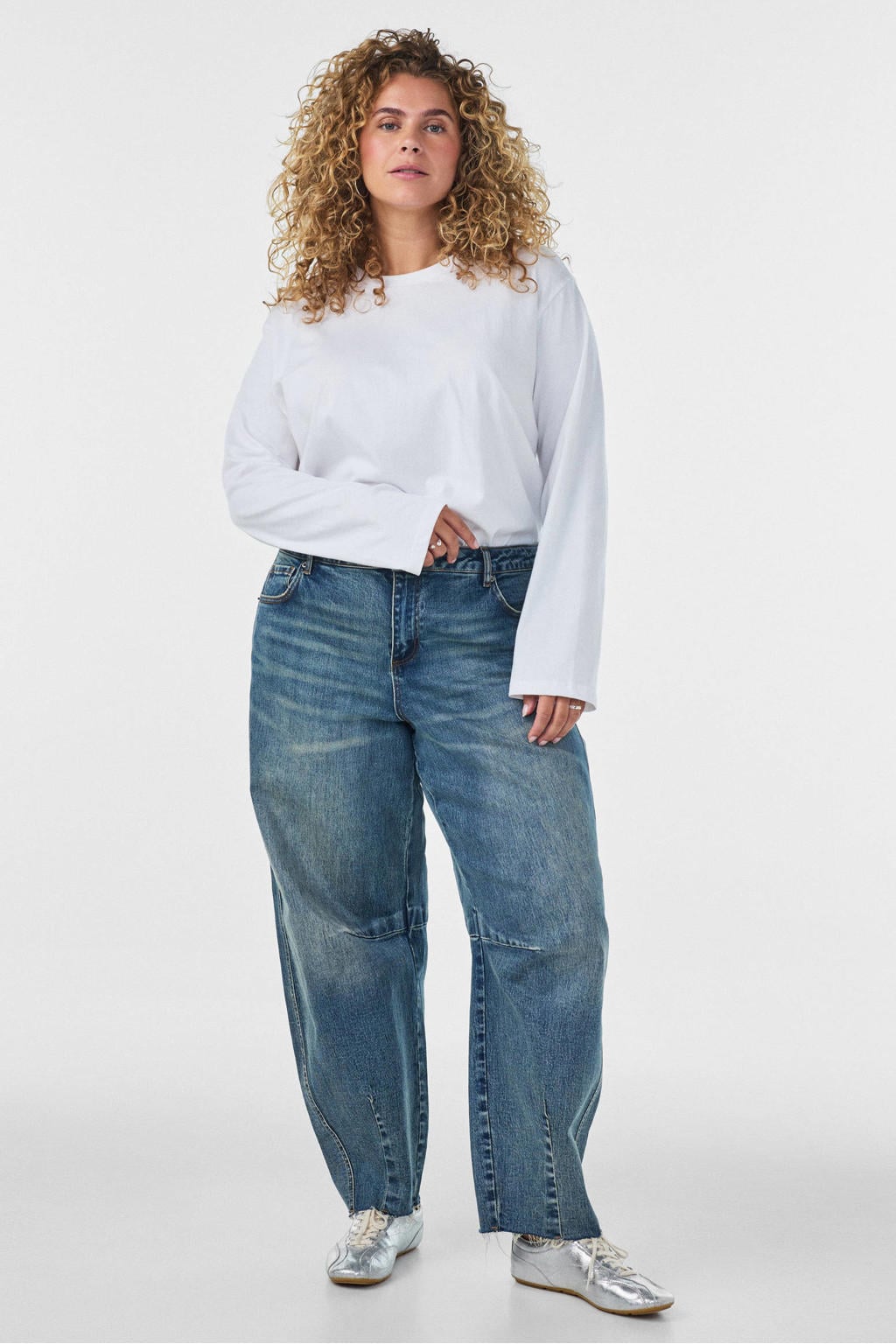 Medium blue denim dames Zizzi Plus Size high waist barrel jeans mediumblauw van denim met rits- en knoopsluiting en effen