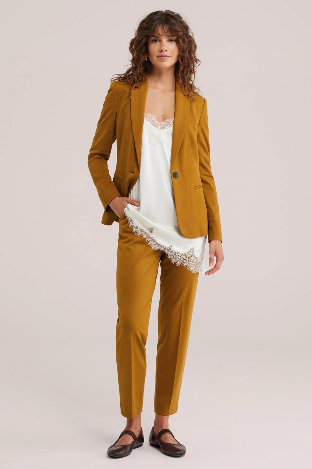 Okergele dames WE Fashion tapered pantalon van viscose met regular waist, rits- en knoopsluiting en effen