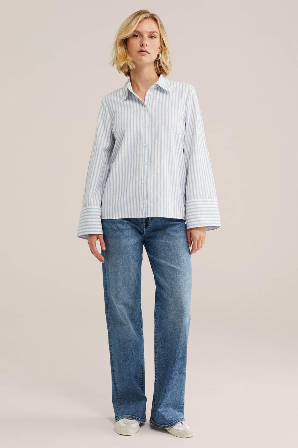 Lichtblauw en ecru dames WE Fashion gestreepte blouse van polyester met lange mouwen, klassieke kraag, knoopsluiting en studs