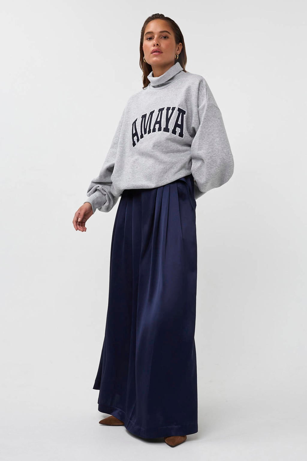 Donkerblauwe dames AMAYA Amsterdam satijnen maxi rok met ceintuur en split voorzien van