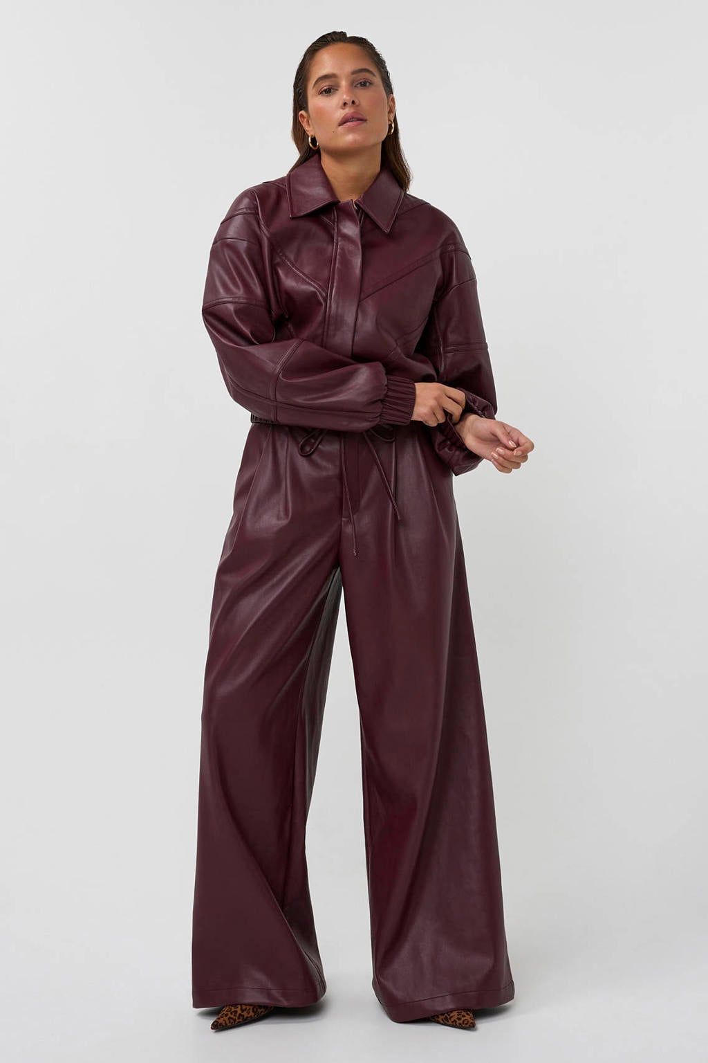 Donkerrode dames AMAYA Amsterdam imitatieleren wide leg broek met high waist en elastische tailleband met koord