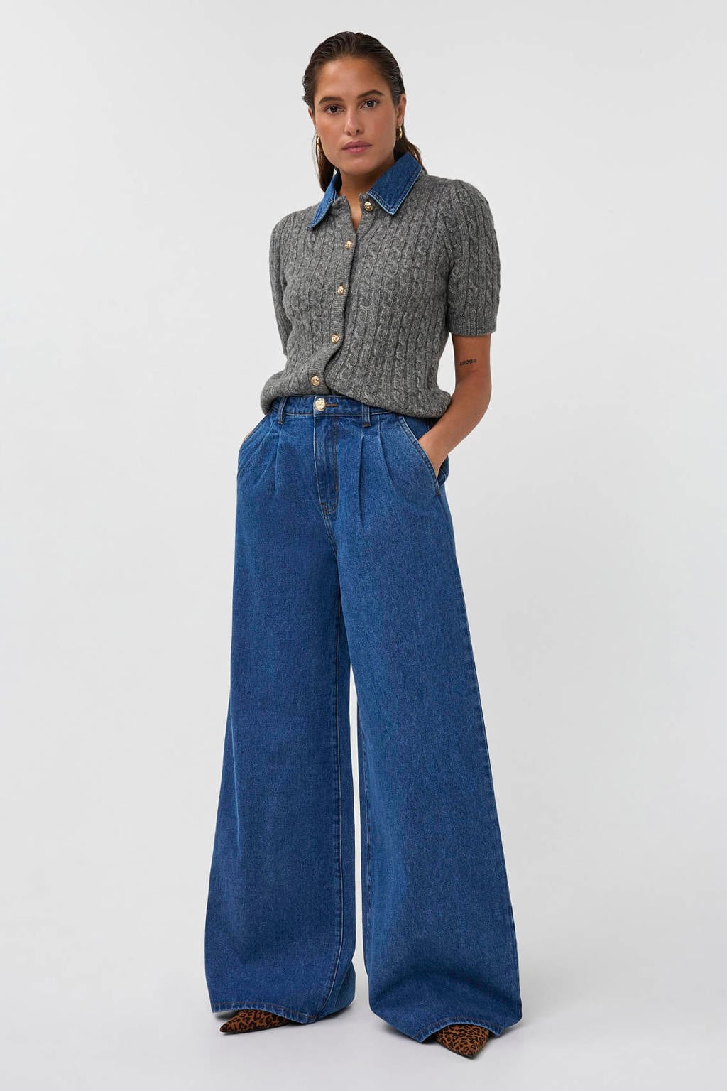Medium blue denim dames AMAYA Amsterdam high waist wide leg jeans medium van denim met rits- en knoopsluiting en effen