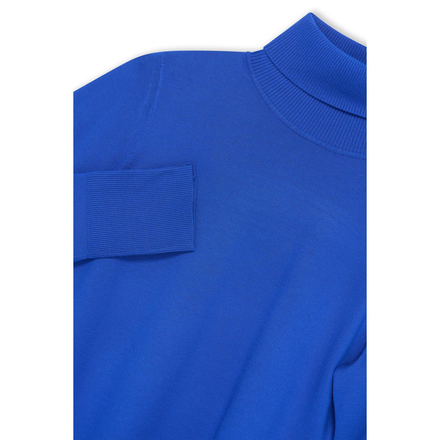 Claudia Sträter aansluitende coltrui blauw