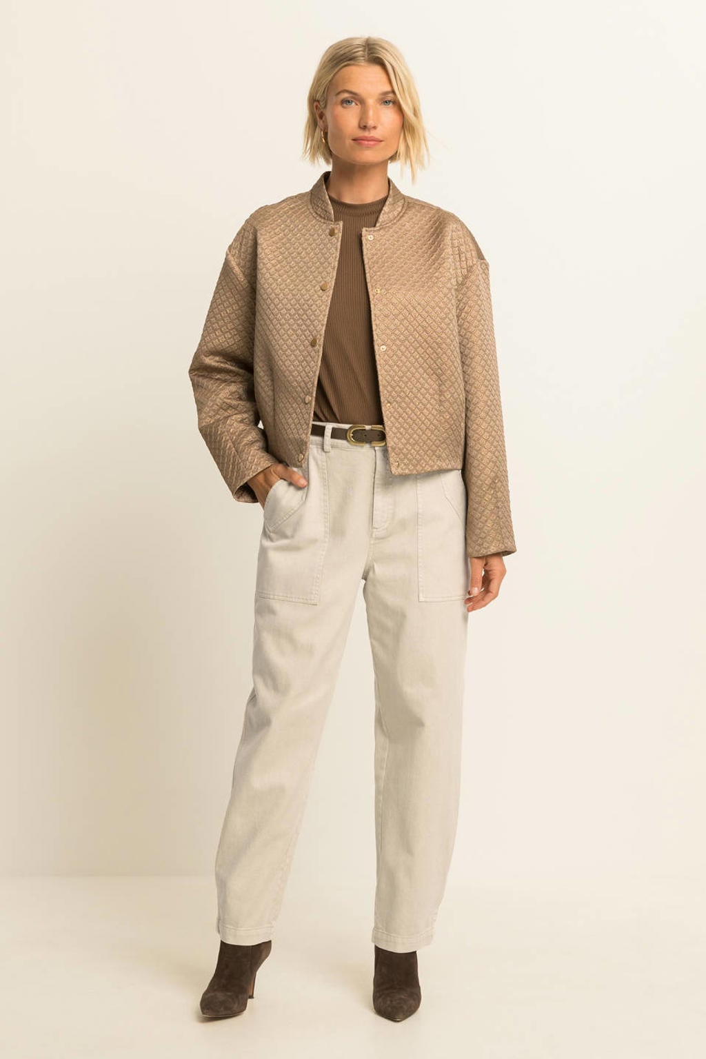Bruin en gouden dames Expresso glanzend jacquard jasje van polyester met lange mouwen, opstaande kraag en knoopsluiting