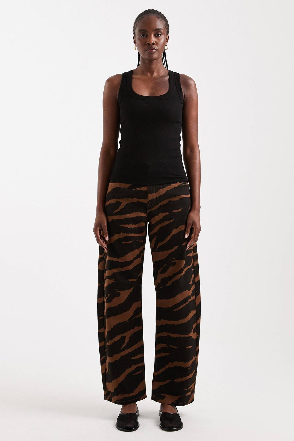 Bruin en zwarte dames TOPSHOP Tsbarrel Mid Rise Jeans Dnm barrel jeans met regular waist, rits- en knoopsluiting en dierenprint