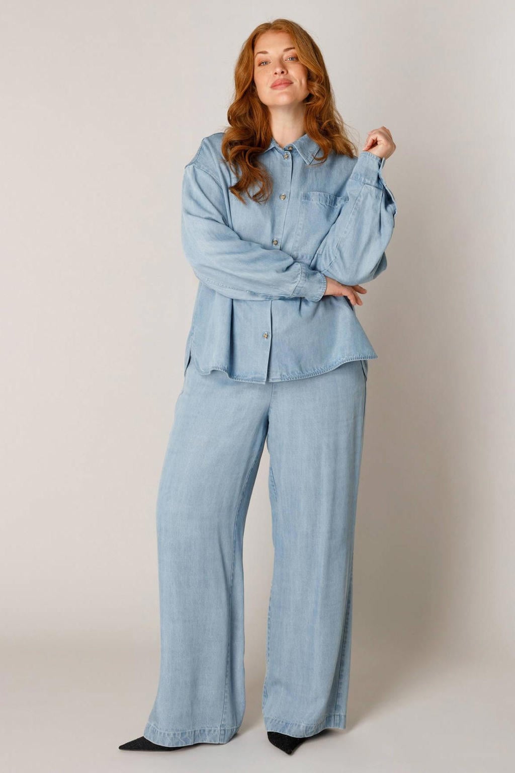 Lichtblauwe dames Base Level Curvy blouse Plus Size van lyocell met effen, lange mouwen, klassieke kraag en knoopsluiting