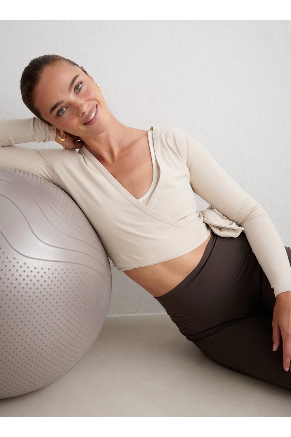 Zandkleurige dames Aim'n sportshirt mouwen van nylon met lange mouwen en overslagkraag