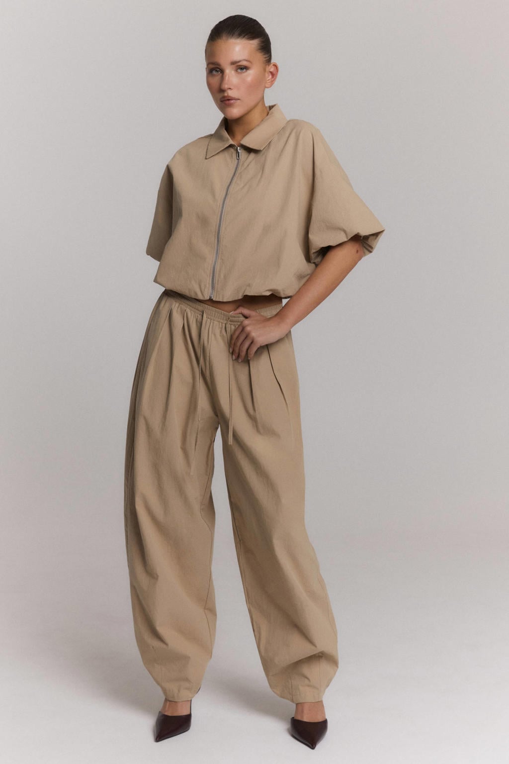 Zandkleurige dames Refined Department ballonbroek met regular waist, elastische tailleband met koord en effen