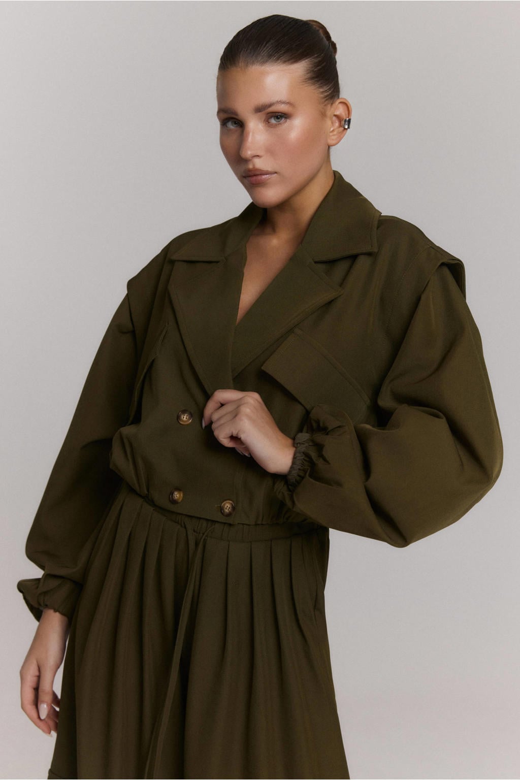 Donkergroene dames Refined Department trenchcoat van polyester met effen, lange mouwen, reverskraag, double breasted sluiting en plooien