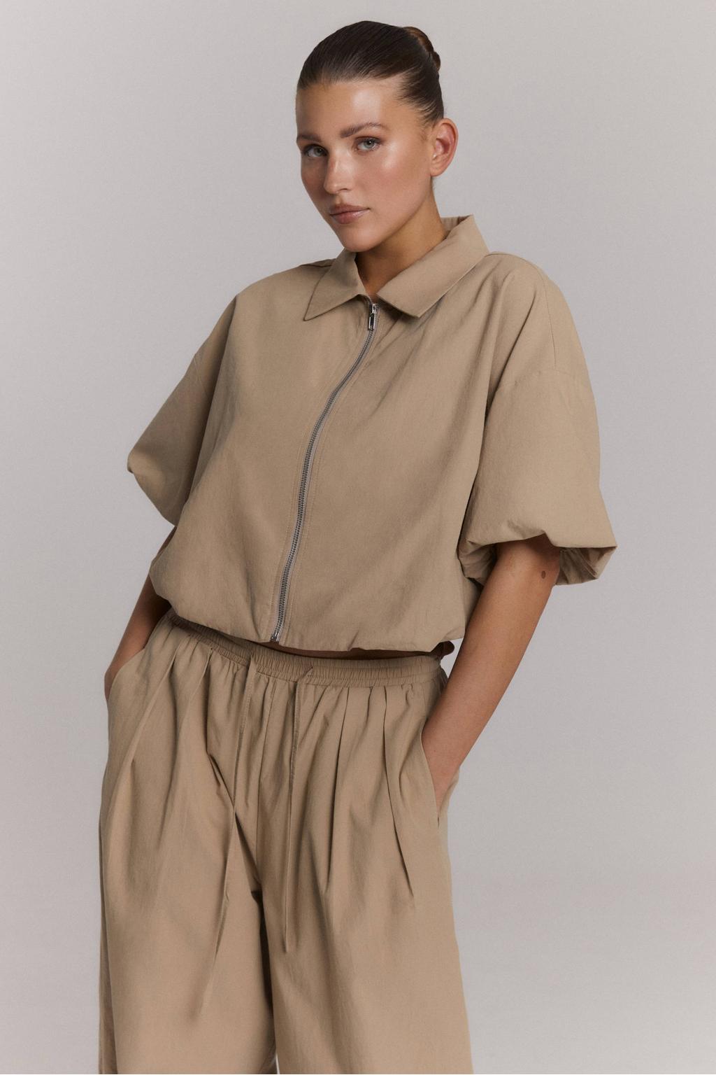 Zandkleurige dames Refined Department jasje met effen, half lange mouwen, klassieke kraag en ritssluiting