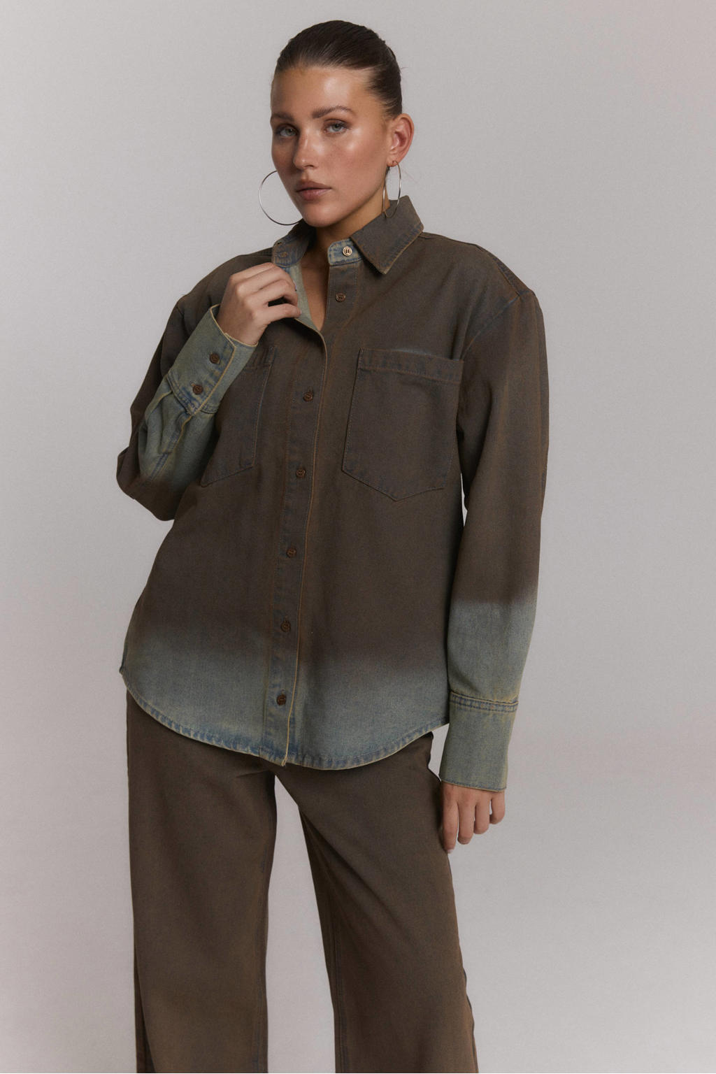 Bruine dames Refined Department rechtvallende dip-dye blouse met lange mouwen, klassieke kraag, knoopsluiting en schoudervulling